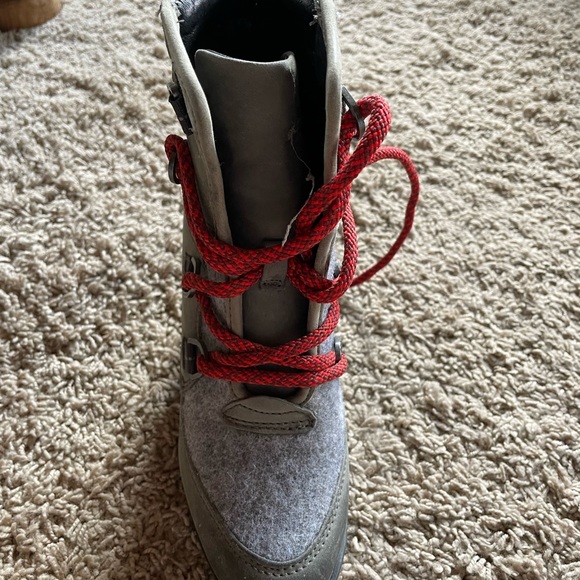 Women’s size 6 Sorel snow boots. Near new. Worn 3 times. - Picture 5 of 7